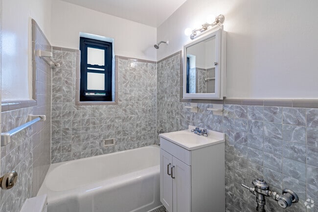 1BR, 1BA -700 SF - Bathroom