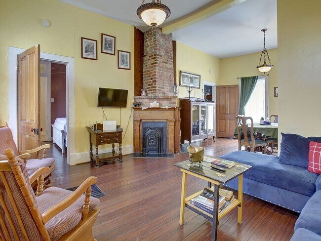 Photo - 617 Lyons St