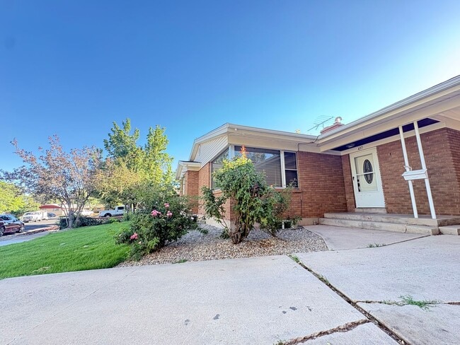 Photo - 437 Circleway Dr