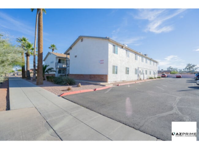 Building Photo - FREE FIRST MONTH'S RENT MOVE IN SPECIAL! Inviting 2/1 Phoenix Apartment with Modern Comforts!