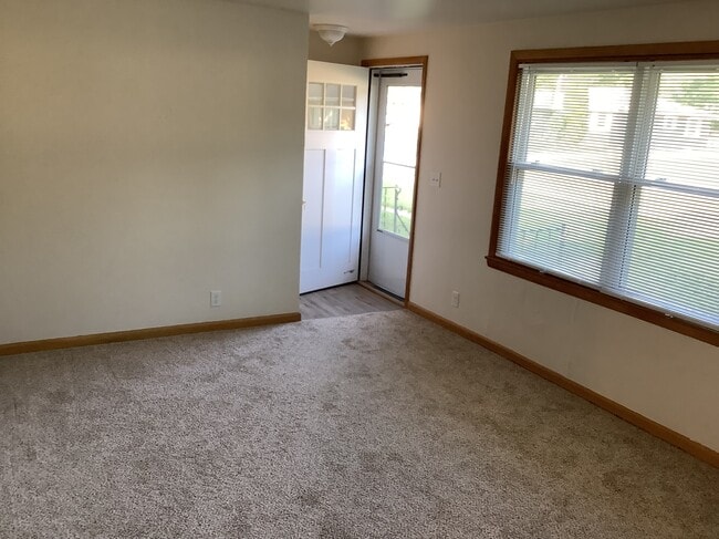 Building Photo - 835 Neufeld St Rental