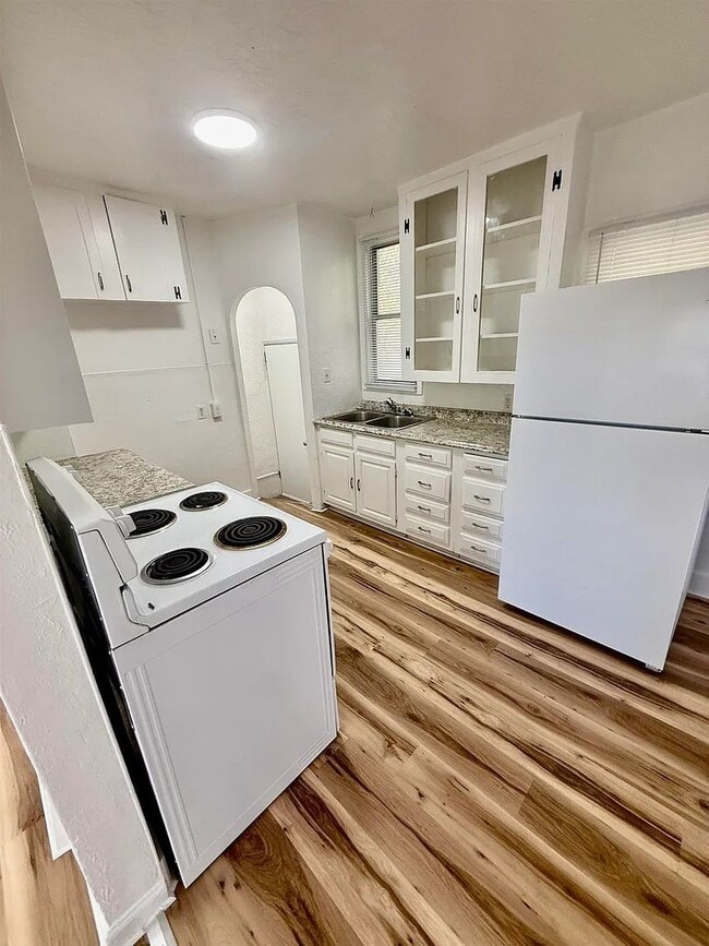 Photo - Charming, single-family, 4 bed / 1.5 bath home on W Pine St