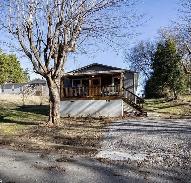 Building Photo - Lenoir City 37771 - 3 bedroom, 2 bath home - Contact Karen Robertson 865-454-7626