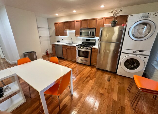 Building Photo - 130 W 8th St Unit 1 Rental