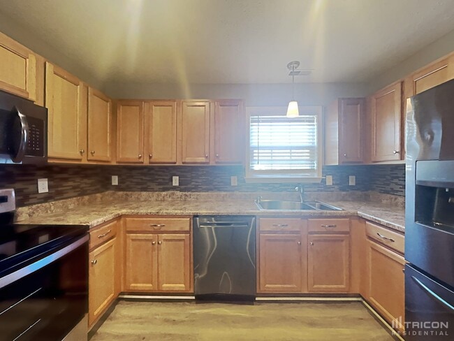 Photo - 901 Laramie Ct