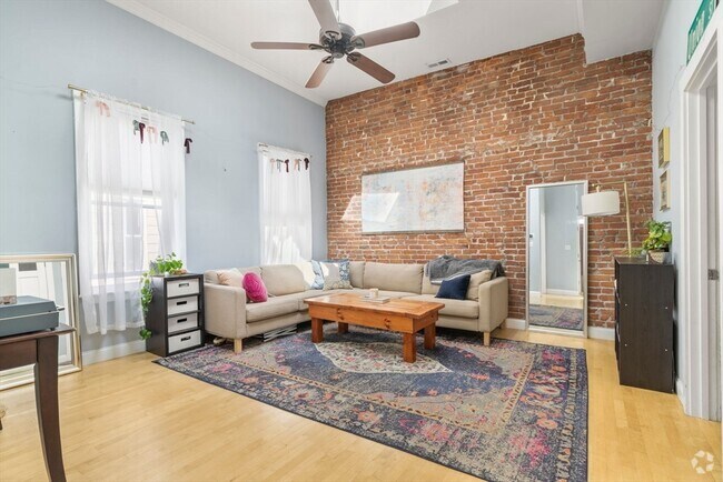 Building Photo - 371 Cardinal Medeiros Ave Unit 3 Rental