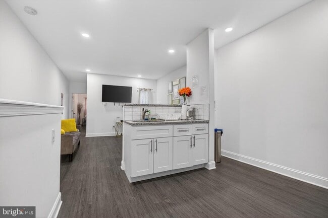 Building Photo - 3138 W Allegheny Ave Unit B