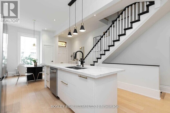 Photo - 443 Shuter St