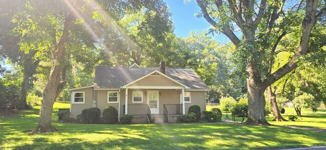 Building Photo - Beautifully Maintained Farm House