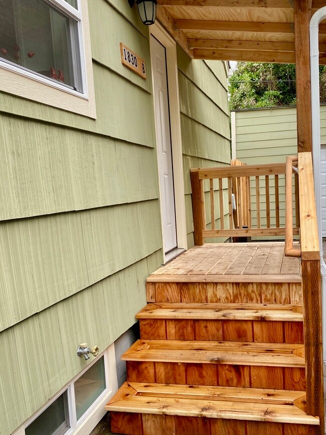 Private entry to apartment - 1830 N Kilpatrick St Apartment Unit 1830 N Kilpatrick St  B