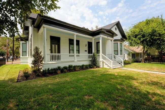 Building Photo - 7bed/4bath in West Campus