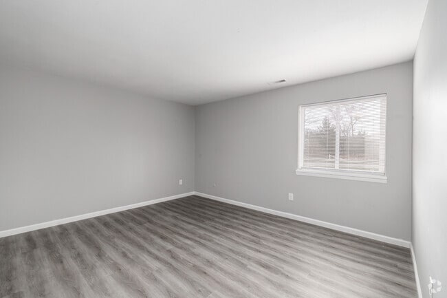 2BR, 1BA - 910SF - Primary Bedroom