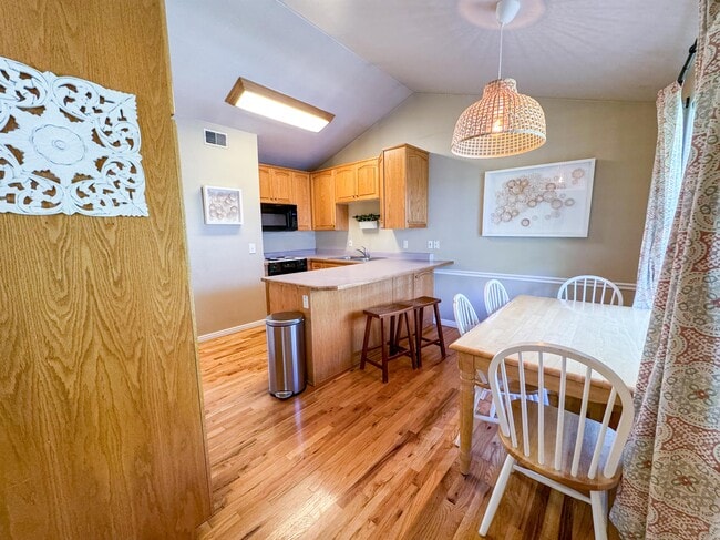 Photo - 933 N University Ave