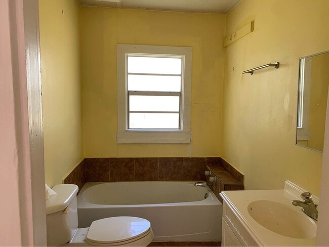 Photo - 226 Gardener St