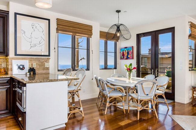 Kitchen bar and dining table - 320 33rd Pl