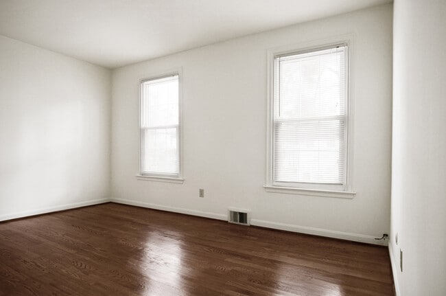 Photo - 6415 Howe St