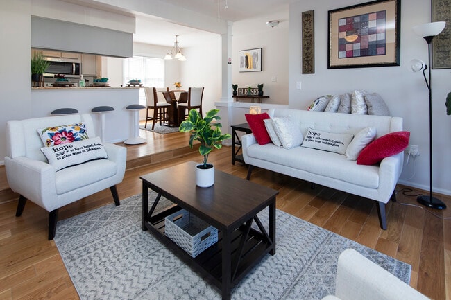 Photo - 212 W 10th St Unidad 17