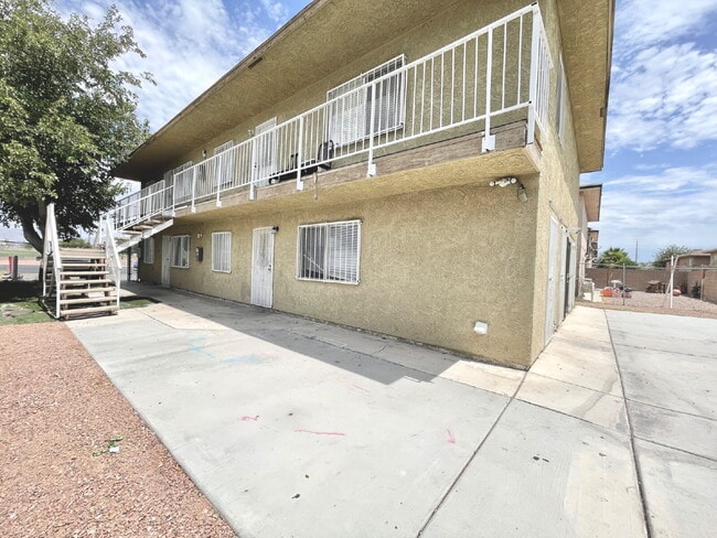 Photo - HIVE SUMMER MOVE-IN SPECIAL: DOWNSTAIRS CONDO | RECENLY REHABBED 2 BEDROOM 1 BATH | ACROSS FROM C... Unidad #B