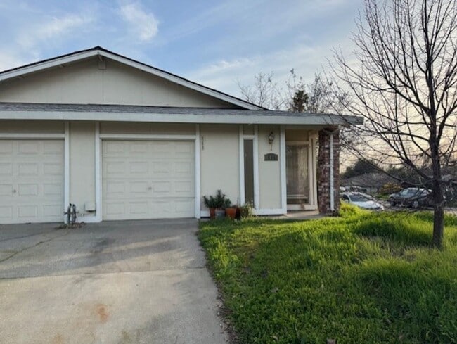 Building Photo - 5926-5928 Hilltop Drive Unit 5926