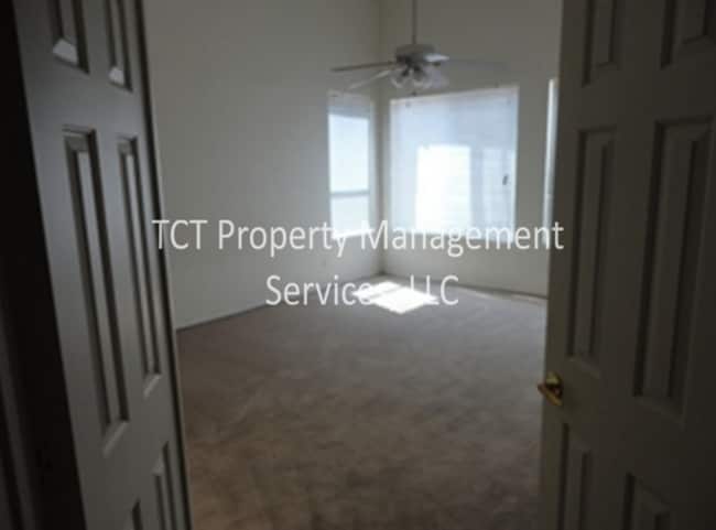 Photo - Large 4 Bed/2.5 Bath with 3 car garage in Glendale!