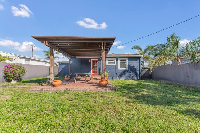 Building Photo - 818 Kaye St