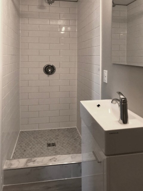 Photo - 144 King St W Unit 10