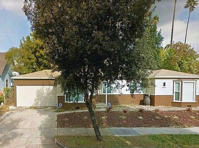 Photo - 917 N Los Robles Ave