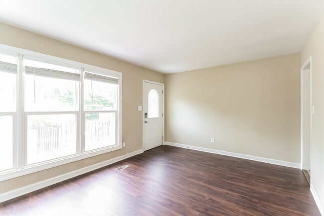 Photo - 511 Derrydowne Dr