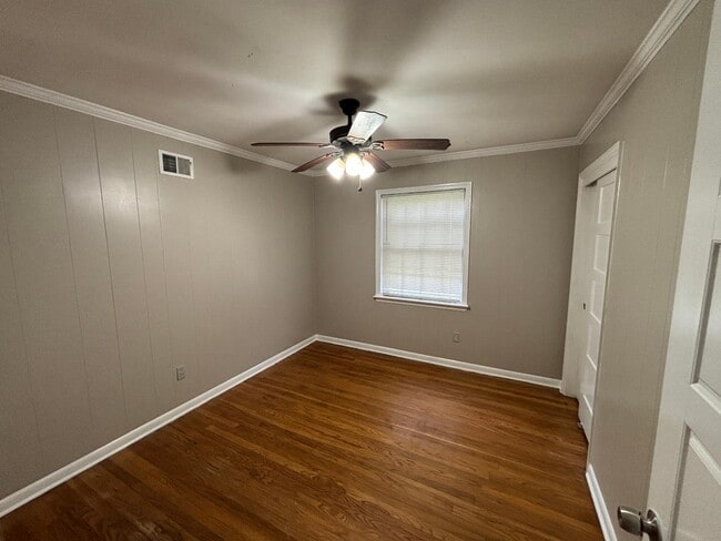 Photo - 3065 Earnett St