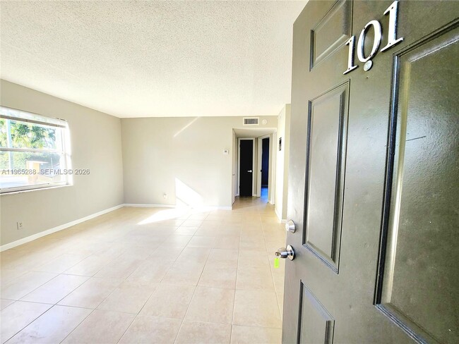 Photo - 191 SW 15th St Unidad 101