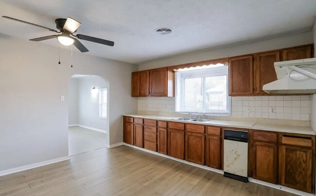 824 W Elm St