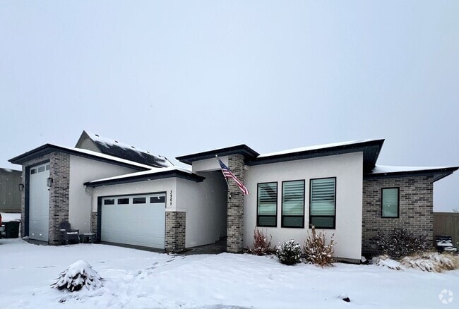 Building Photo - Gorgeous 3 bed 2 ba home in the perfect Me...