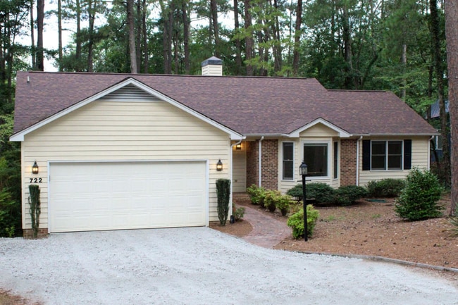 Building Photo - 722 Chelsea Dr