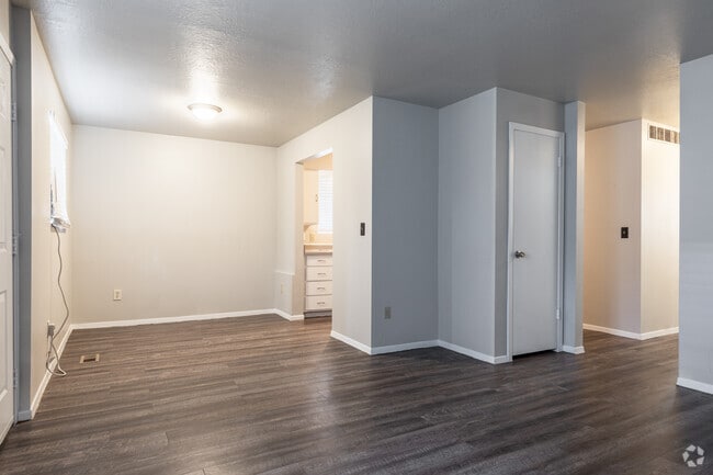 2BR, 2BA - 780SF