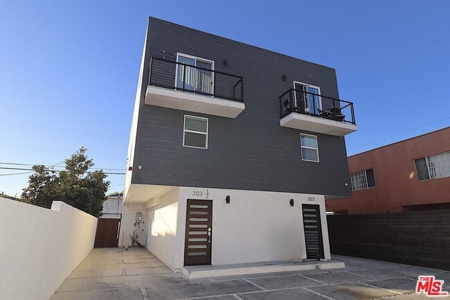 2121 Burnside Ave Unit 2123 1/2