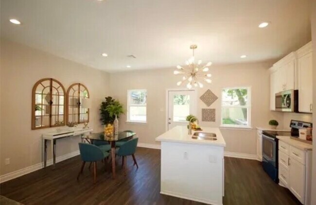 Photo - 210 Garrotsville St