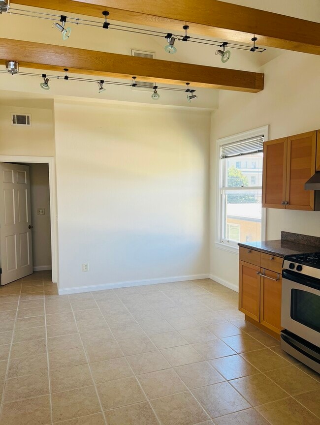 Building Photo - 911 Willow St Unit Gold Coast Gem