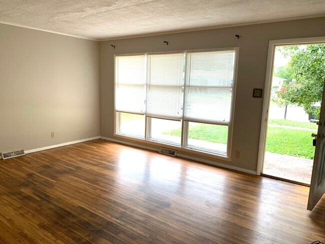 Photo - 1130 Oakwood Dr