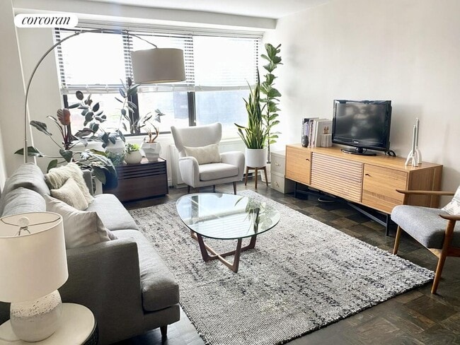 Photo - 305 E 40th St