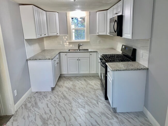 Photo - Spacious 3 bedroom 1 bath