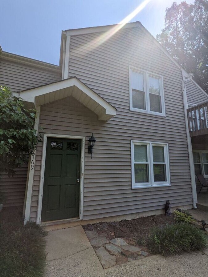 2BD/2BA Condo Available Now in Hickory Townhome Rental in Hickory NC