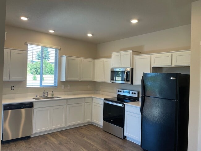 HALF OFF FIRST MONTHS RENT 3 Bed 2.5 Bath ... - HALF OFF FIRST MONTHS RENT 3 Bed 2.5 Bath ... House