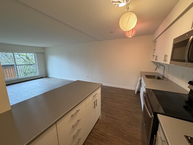 Photo - 2626 Cook St