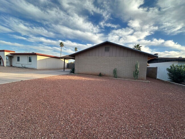 Building Photo - Charming 3 Bed 2 Bath home in Tempe with 2 car garage and big backyard