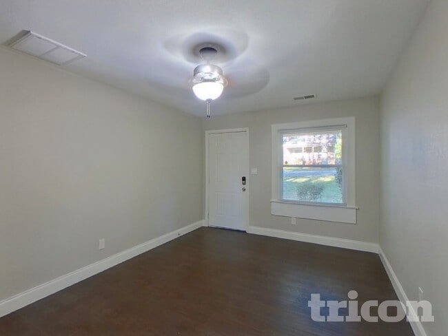 Photo - 1724 Logie Ave