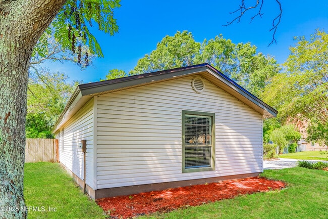 Photo - 8162 Cayuga Trail W