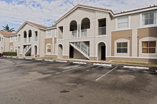 Building Photo - 1663 SE 27th Dr Unit 105