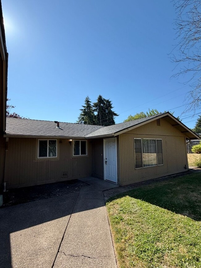 Building Photo - (473) Walnut Duplex - 2 Bedroom / 1 Bathroom Unit 563