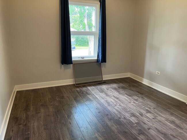 Photo - 2 Bed 1 Bath Unit in Red Deer, AB Unit 4117