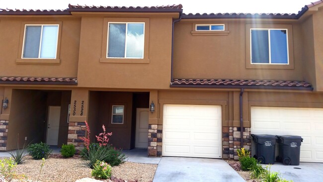 Building Photo - 3 Bedroom Townhome In Santa Clara With Snow Canyon Views
